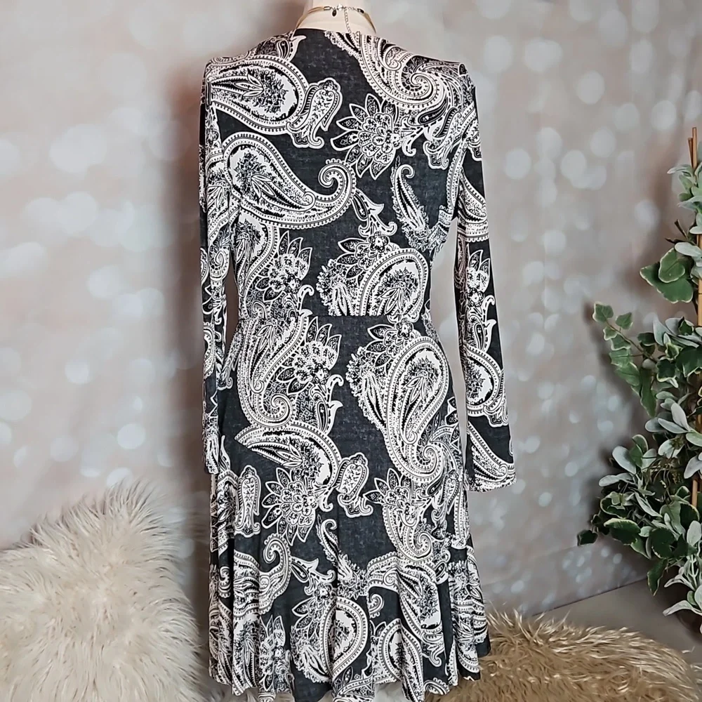 Sandra Darren | Gray and Cream Paisly Faux Wrap Knit Dress - Picture 4 of 12